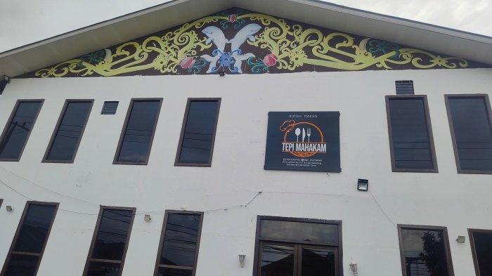 DITABRAK PONTON - Penampakan Cafe Tepi Mahakam di Samarinda yang ditabrak ponton batu bara, Selasa (14/1/2025). Terlihat ada bagian bangunan yang retak