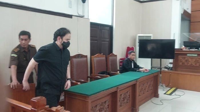 Dito Mahendra dalam sidang pembacaan dakwaan kasus senjata ilegal.