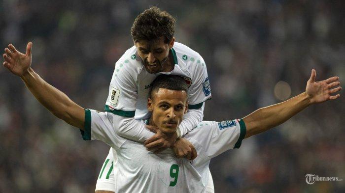 Penyerang Irak Ali al-Hamadi merayakan gol kelima timnya pada pertandingan sepak bola kualifikasi AFC Piala Dunia FIFA 2026 antara Irak dan Indonesia di Stadion Internasional Basra pada 16 November 2023. (Photo by Hussein Faleh / AFP)