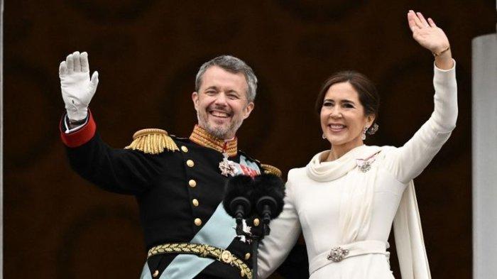 Raja Frederik X dan Ratu Mary menyapa dari balkon Istana Christiansborg di Kopenhagen, Denmark pada Minggu (14/1/2024).