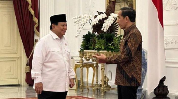 Potret Prabowo Subianto saat bersama Presiden Jokowi untuk melaporkan rencana pelaksanaan perhelatan Musyawarah Sufi Internasional yang akan digelar di Pekalongan, Agustus 2023. Prabowo terang-terangan sebut dirinya tim penerus Jokowi hingga janji akan bekerja sejujur-jujurnya jika terpilih jadi presiden.