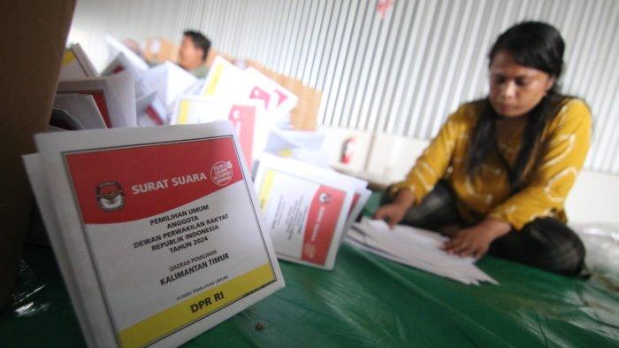 Proses pelipatan kertas surat suara Pemilu 2024 dilakukan di gudang logistik KPU Balikpapan di Jl Alam Baru Somber.
