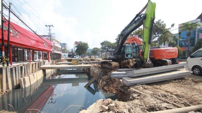 PROYEK DAS AMPAL - Pengerjaan saluran sekunder Balikpapan Baru atau tepatnya di depan Kantor Telkom, Jl MT Haryono, Kota Balikpapan, yang menjadi bagian dari proyek DAS Ampal. Proyek DAS Ampal yang tak kunjung selesai menjadi sorotan warga.