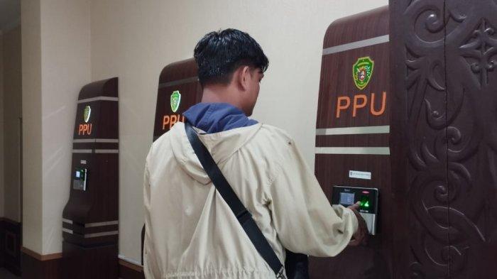 Absensi fingerprint bakal diberlakukan hingga tingkat kelurahan di Penajam Paser Utara, Kalimantan Timur. Asisten III Administrasi Umum Pemkab PPU, Ahmad Usman berharap bisa jadi pemacu untuk sikap disiplin pegawai, Selasa (16/1/2024).