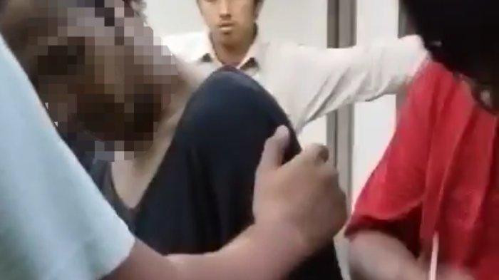 Polisi saat menangkap pelaku kasus pembunuhan di Kilometer 3, Jalan Arif Rahman Hakim, Kelurahan Belimbing, Bontang Utara, Senin (15/1/2024) sore.