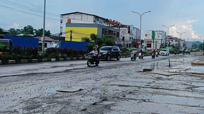 Kondisi ruas jalan MT Haryono yang masih rusak dan tidak rapi sehingga berdebu ketika panas dan berlumpur ketika hujan. Ruas jalan MT Haryono ini merupakan salah satu yang terdampak pengerjaan DAS Ampal yang tak kunjung selesai.