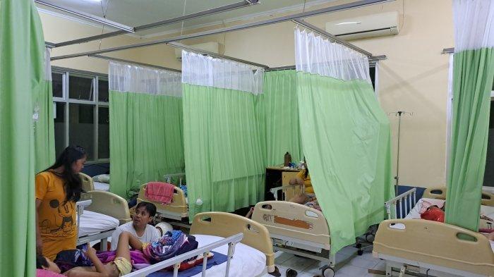 PASIEN DBD DI KUBAR - Nampak para pasien menjelani perawatan medis di RSUD HIS akibat tertular DBD di Kubar, Kamis (18/1/2024).TRIBUNKALTIM.CO/FEBRIAWAN