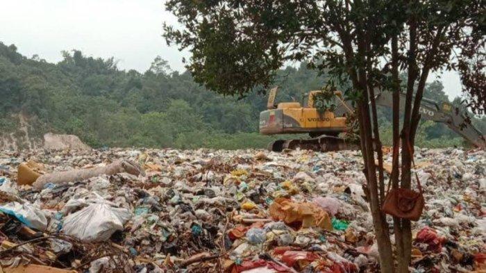 BAU SAMPAH TPA - Suasana TPA Sambutan, Samarinda, Kalimantan Timur, Rabu (17/1/2024), dikeluhkan warga karena timbulkan aroma tidak sedap. DLH Samarinda tuding, kondisi ini diakibatkan oleh faktor cuaca. Mengingat beberapa waktu belakangan ini Kota Samarinda memang sering diguyur hujan.