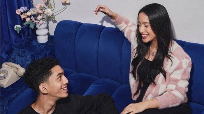 PUTRI DEDE YUSUF - Artis peran Kaneishia Yusuf (kanan) bersama kekasihnya, Rayendra Nareswara.