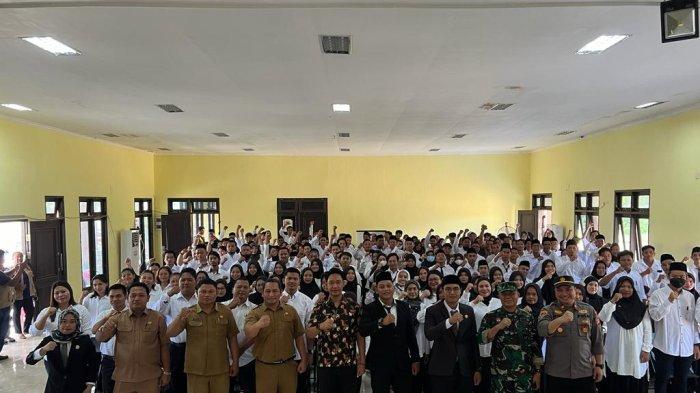INTEGRITAS BAWASLU DIJAGA - Bawaslu Kutai Kartanegara melakukan pelantikan untuk seluruh anggota Pengawas Tempat Pemungutan Suara di 20 kecamatan di Kutai Kartanegara, Kalimantan Timur, Senin (22/1/2024). Teguh Wibowo sangat berharap, pengawas TPS mampu menjaga netralitas, profesionalitas, dan integritas.