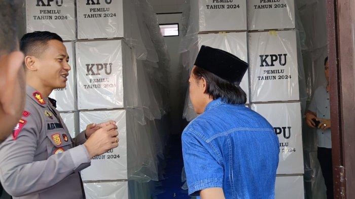Ketua KPU Bontang, Erwin mendampingi Kapolres Bontang, AKBP Alex Frestian Lumban Tobing, meninjau proses sortir-lipat kertas suara untuk Pemilu 2024 pada 14 Februari mendatang. sesuai prosedur telah menyampaikan laporan ke KPU RI melalui sistem informasi logistik untuk segera dilakukan penambahan, Selasa (23/1/2024).