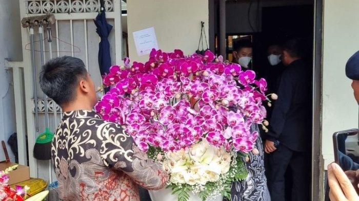 Bunga anggrek ungu kiriman Jokowi untuk Megawati di hari ulang tahun.