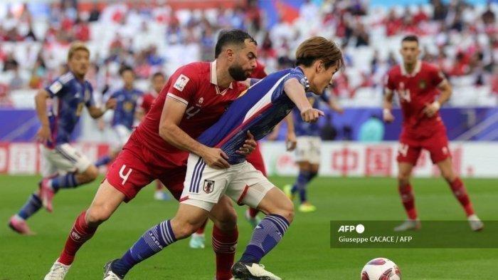 TIMNAS INDONESIA - Bek Indonesia #04 Jordi Amat menandai penyerang Jepang #09 Ayase Ueda pada pertandingan sepak bola Grup D Piala Asia AFC Qatar 2023 antara Jepang vs Indonesia di Stadion al-Thumama di Doha pada 24 Januari 2024.