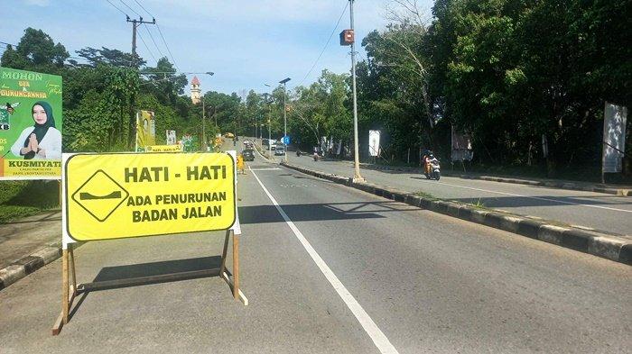 Titik ruas Jalan Cipto Mangunkusumo, Bontang Utara, yang mengalami penurunan tanah. Pengendara diimbau untuk ekstra lebih hati-hati saat melintasi jalan tersebut. 