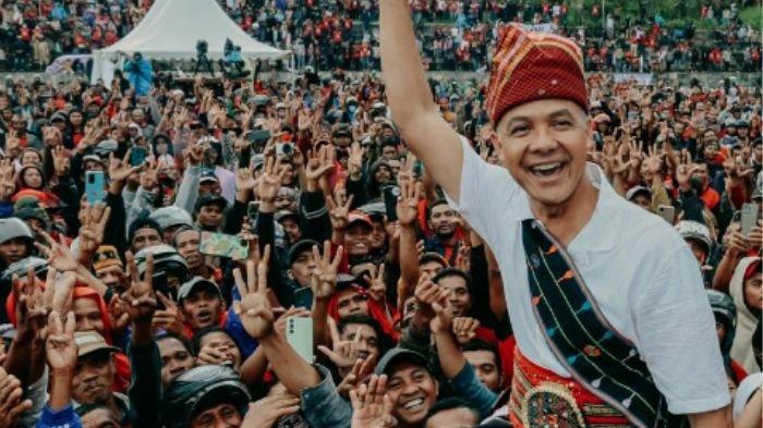 Ganjar Pranowo saat kampanye di NTT. Capres 2024 nomor urut 3 itu mengaku tak pernah risau soal hasil survei elektabilitas Pilpres 2024.