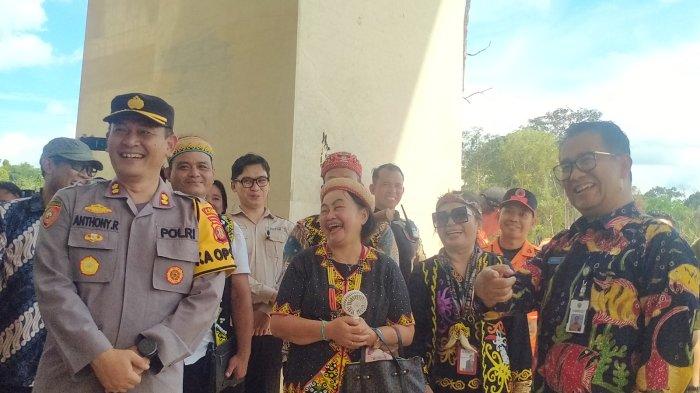 KUNJUNGAN KE MAHULU - Pj Gubernur Kaltim, Akmal Malik pamit kepada pejabat Pemkab Mahulu, Ia berjanji akan datang kembali menggunakan jalur darat.TRIBUNKALTIM.CO/KRISTIANI TANDI RANI