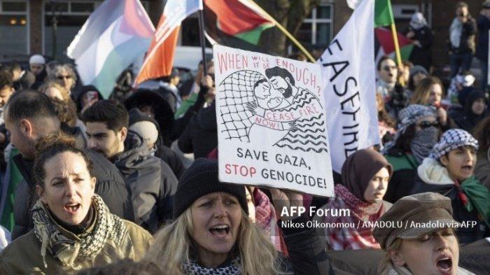 Orang-orang berkumpul di luar Mahkamah Internasional selama sidang genosida Gaza oleh Israel yang diajukan oleh Afrika Selatan di Den Haag, Belanda, 26 Januari 2024.