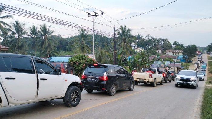 ANTRE - Suasana di Jalan Negara, Desa Tengin Baru, Sepaku, PPU pada Senin (29/1/2024) sore. Jalan di Sepaku ambles, menyebabkan antrean kendaraan, namun satu jalur sudah dibuka setelah penimbunan dan pengaturan lalu lintas oleh petugas polisi, dengan perkiraan kendaraan besar dapat melintas pada malam hari.TRIBUNKALTIM.CO/DWI ARDIANTO