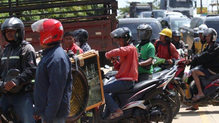 JALAN AMBLES - Jalur Jalan Negara di Sepaku ambles sehingga ditutup untuk arus kendaraan dari Penajam maupun Samboja, Senin (29/1/2024), menyebabkan kemacetan panjang. Polisi melakukan penutupan dan evakuasi sementara, dan Ditlantas Polda Kaltim masih menyelidiki insiden tersebut.