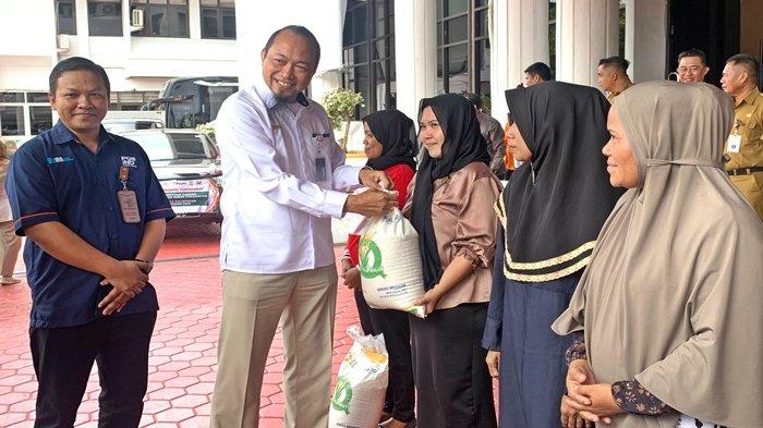 BANTUAN BERAS BALIKPAPAN - Penyaluran bantuan pangan beras diserahkan langsung kepada penerima bantuan pangan (PBP) di Balai Kota Balikpapan, Kalimantan Timur, Senin (29/1/2024). Wali Kota Rahmad Masud mengatakan program bantuan pangan ini mencerminkan perhatian yang nyata terhadap kesejahteraan masyarakat.