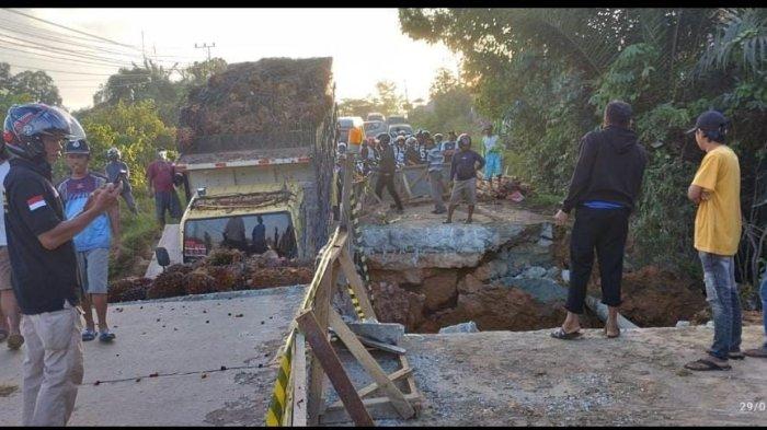 Jalan dekat Koramil Sepaku amblas, lalu lintas terputus, Senin (29/1/2024).