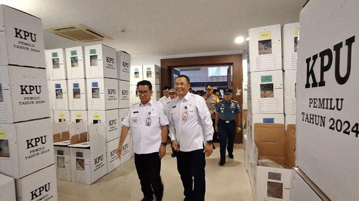 LOGISTIK PEMILU - Pj Gubernur Kaltim Akmal Malik didampingi Bupati Kutai Timur Ardiansyah Sulaiman meninjau logistik di gudang KPU Kutim dalam kunkernya, untuk memastikan kesiapan Pemilu, Rabu (31/1/2024).TRIBUNKALTIM.CO/MOHAMMAD FAIROUSSANIY