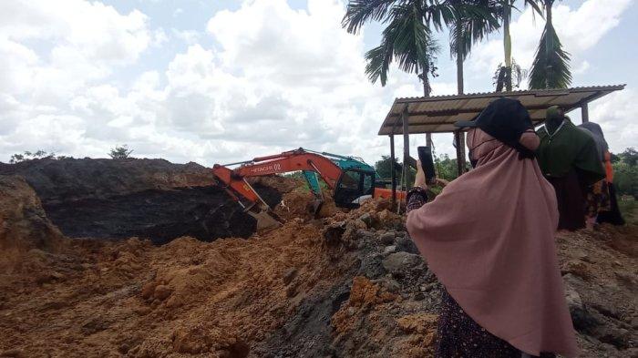 TAMBANG ILEGAL KUKAR - Warga Dusun Sukodadi, Kelurahan Mangkurawang, Tenggarong, Kutai Kartanegara, Kalimantan Timur menutup paksa kegiatan penambangan ilegal batubara di wilayahnya, Rabu (31/1/2024). 