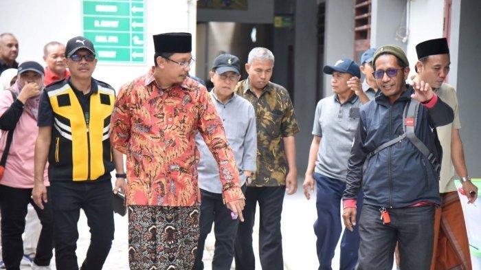BUPATI SIDOARJO - Ahmad Muhdlor Ali, Bupati Sidoarjo saat sidak SMPN 2 Tangulangin di Desa Kedungbanteng, Kecamatan Tanggulangin. Simak profil Ahmad Muhdlor Ali yang dikenal sebagai Gus Muhdlor ini yang disebut tak ditemukan di KPK saat OTT di Sidoarjo. 


Artikel ini telah tayang di TribunJatim.com dengan judul Hormati Proses Hukum di KPK, Bupati Sidoarjo Pastikan Pelayanan di BPPD Tetap Berjalan, https://jatim.tribunnews.com/2024/01/27/hormati-proses-hukum-di-kpk-bupati-sidoarjo-pastikan-pelayanan-di-bppd-tetap-berjalan.
Penulis: M Taufik | Editor: Sudarma Adi