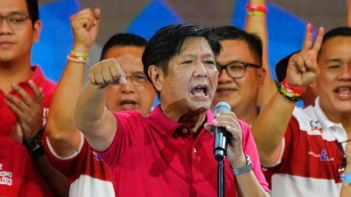 DIDESAK MUNDUR - Presiden Filipina Ferdinand Marcos Jr, putra mendiang diktator, saat menyapa khalayak dalam kampanye pilpres di Quezon City, Filipina, 13 April 2022 lalu.  Filipina memanas. Anak Duterte desak Ferdinand Marcos Jr mundur. Ini awal mula konflik keluarga Duterte dengan Bongbong Marcos Jr