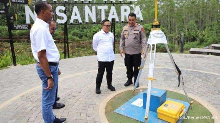 ASN DI IKN - MenpanRB Abdullah Azwar Anas saat mengunjungi titik nol IKN Nusantara, Kalimantan Timur. MenpanRB menyebut ada 250 ribu ASN yang terpilih nantinya akan bekerja di pemerintahan pusat IKN Nusantara