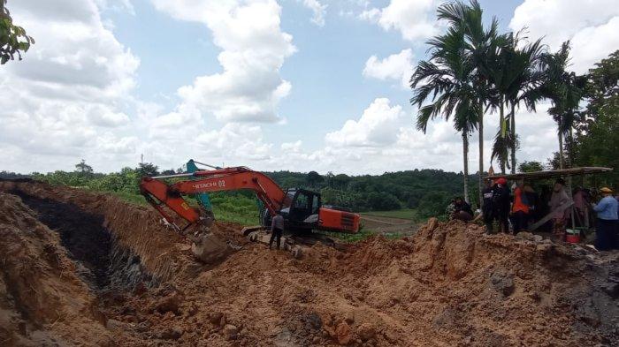 TAMBANG ILEGAL KUKAR - Warga Spontan, Dusun Sukodadi, Kelurahan Mangkurawang, Tenggarong, Kutai Kartanegara, Kalimantan Timur menutup paksa kegiatan penambangan ilegal batubara di wilayahnya, Rabu (31/1/2024). Warga Spontan menilai tambang ilegal memberikan kerugian, lahan pertanian jadi rusak, hilangkan sumber ekonomi.