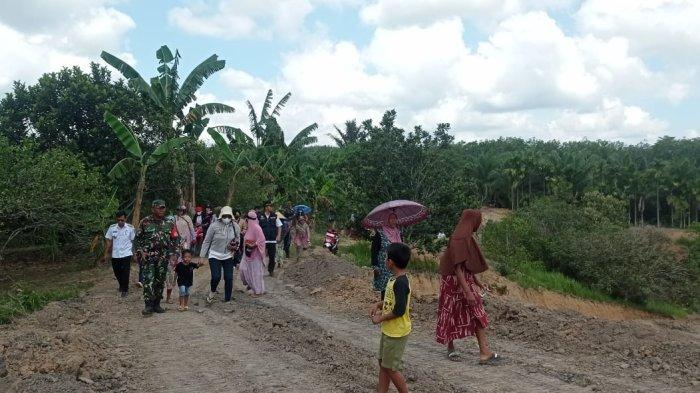 TAMBANG ILEGAL KUKAR - Warga Spontan, Dusun Sukodadi, Kelurahan Mangkurawang, Tenggarong, Kutai Kartanegara, Kalimantan Timur menutup paksa kegiatan penambangan ilegal batubara di wilayahnya, Rabu (31/1/2024). Warga Spontan menilai tambang ilegal memberikan kerugian, lahan pertanian jadi rusak, hilangkan sumber ekonomi.