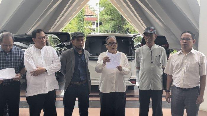 Forum Guru Besar dan dosen Unhas Deklarasi Unhas Bergerak Untuk Demokrasi. Prof Dr Ir Triyatni Martosenjoyo MSi memimpin deklarasi Unhas Bergerak Untuk Demokrasi di depan Rektorat Unhas pada Jumat (2/2/2024)