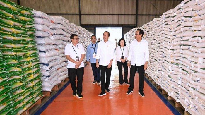 JOKOWI BAGI BANSOS - Presiden Joko Widodo menyerahkan bantuan pangan beras cadangan pangan pemerintah (CBP) kepada masyarakat penerima manfaat di Gudang Bulog Sendangsari, Kabupaten Bantul, Daerah Istimewa Yogyakarta pada Selasa, 30 Januari 2024. Saat berdialog dengan warga, Presiden mengatakan bahwa bantuan tersebut akan diberikan hingga bulan Juni. Sekjen PDIP sindir pembagian bansos yang belakangan digencarkan Pemerintah. Hasto menyebut anggaran setiap Kementerian dipotong 5 persen demi bansos