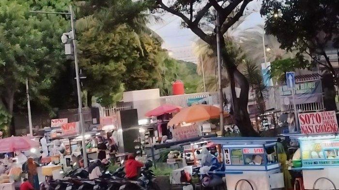 Sejumlah pedagang kaki lima (PKL) terlihat berjejer dan memakan jalur sepeda di kawasan Masjid Istiqlal, Sawah Besar, Jakarta Pusat, pada Selasa (11/4/2023).