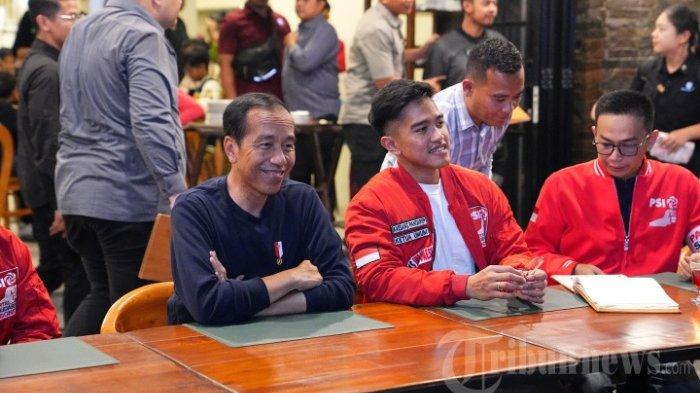 SUARA PSI 2024 - Presiden Joko Widodo (Jokowi) saat bertemu dan minum teh bersama dengan sejumlah pengurus PSI, di antaranya Ketua Umum Kaesang Pangarep, dan sejumlah kader muda PSI di Braga Permai, Bandung, Jawa Barat, Sabtu (3/2/2024) Jokowi percaya PSI tembus Senayan. Namun bagaimana survei elektabilitas parpol terbaru, bagaiman peluang partai Kaesang lolos ke Senayan?