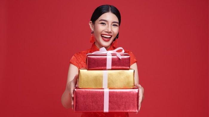 IDE HADIAH IMLEK. Inilah kumpulan rekomendasi ide hadiah yang dapat diberikan kepada orang terkasih saat Imlek.