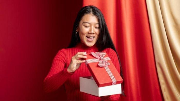 HADIAH IMLEK. Inilah kumpulan rekomendasi ide hadiah yang dapat diberikan kepada orang terkasih saat Imlek.