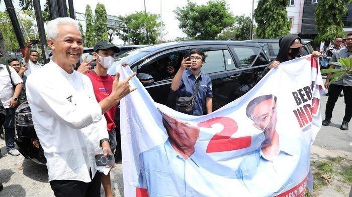 Momen menarik terjadi ketika calon presiden (capres) nomor urut 3, Ganjar Pranowo mengajak pendukung capres nomor urut 2, Prabowo Subianto makan siang bareng di Balikpapan, Kalimantan Timur pada Selasa (6/2/2024).
