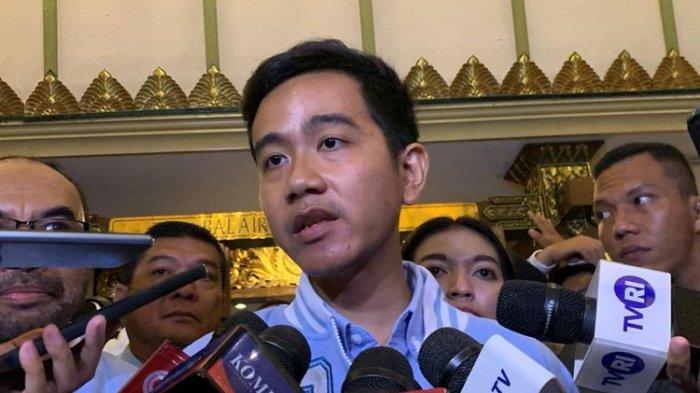 Calon wakil presiden (cawapres) nomor urut 2 Gibran Rakabuming Raka di Kawasan Gatot Soebroto, Jakarta, Senin (5/2/2024). Nasib Gibran setelah putusan DKPP.