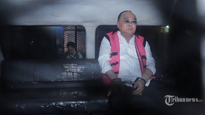 Tersangka Ismail Thomas berjalan menuju mobil tahanan di Gedung Bundar Jampidsus, Kejaksaan Agung, Jakarta Selatan, Selasa (15/8/2023). Kejaksaan Agung menetapkan anggota DPR RI Ismail Thomas sebagai tersangka dugaan korupsi penerbitan dokumen perjanjian pertambangan Sendawar Jaya. JPU mengajukan banding atas putusan Majelis Hakim Pengadilan Tipikor terkait perkara perizinan tambang karena Ismail Thomas hanya divonis 1 tahun penjara.