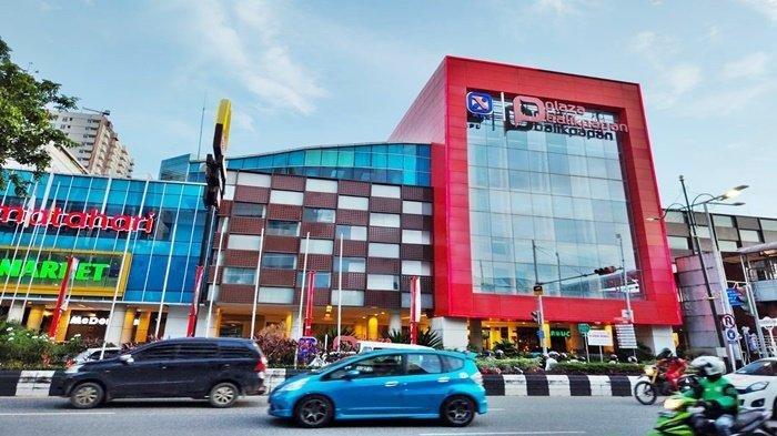 Plaza Balikpapan yang berada di Kawasan Jalan Jenderal Sudirman, Kota Balikpapan, Kalimantan Timur. 