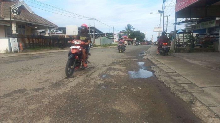 PERBAIKAN JALAN JUANDA - Pengendara menghindari jalan berulang di Jalan Ir Juanda, Bontang Selatan, Kota Bontang, Kalimantan Timur. Kepala Bidang Bina Marga Dinas Pekerjaan Umum dan Penataan Ruang Kota Bontang, Anwar Nurdin, akan memperbaiki jalan tersebut, Kamis (8/2/2024). Proses pengaspalan ulang akan dikerjakan dari simpang 3 Gunung Sari sampai di depan Kantor Badan Penanggulangan Bencana Daerah Bontang. 