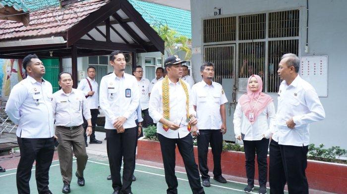 HIBAH BUAT RUTAN - Pemkot Samarinda kunjungi Rutan Kelas II A Samarinda pada Rabu (7/2/2024) sore. Pemkot Samarinda juga akan membantu meningkatkan sarana kesehatan, ruang klinik terakreditasi, dan sarana prasarana lainnya di halaman Rutan.