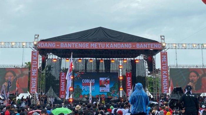 Budayawan sekaligus seniman Butet Kartaredjasa dan anak Wiji Thukul Fitri Nganti Wani menyinggung penghilangan paksa salah satu penyair dan aktivis Hak Asasi Manusia, Wiji Thukul dalam acara kampanye akbar Hajatan Rakyat Ganjar-Mahfud di Benteng Vastenburg, Solo, Jawa Tengah, Sabtu (10/2/2024).