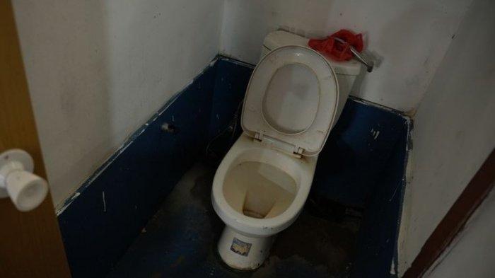 REST AREA IKN - Kondisi toilet di rest area menuju Titik Nol IKN Nusantara. Kondisi kloset duduk di toilet pria Rest Area Ibu Kota Nusantara (IKN) pada Kamis (8/2/2024) dengan flush tak berfungsi.