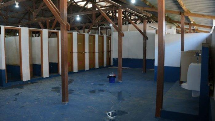 REST AREA IKN - Kondisi toilet rest area IKN, Kalimantan Timur, pada Kamis (8/2/2024). Terdapat 5 urinoir dan 12 kamar kecil namun yang dapat digunakan hanya beberapa dengan air berwarna kecoklatan.