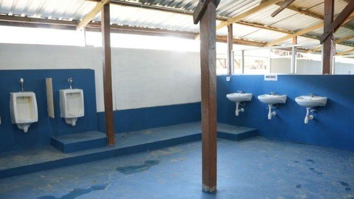 REST AREA IKN - Kondisi toilet rest area IKN, Kalimantan Timur, pada Kamis (8/2/2024). Terdapat 5 urinoir dan 12 bilik namun yang dapat digunakan hanya beberapa dengan air berwarna kecoklatan.