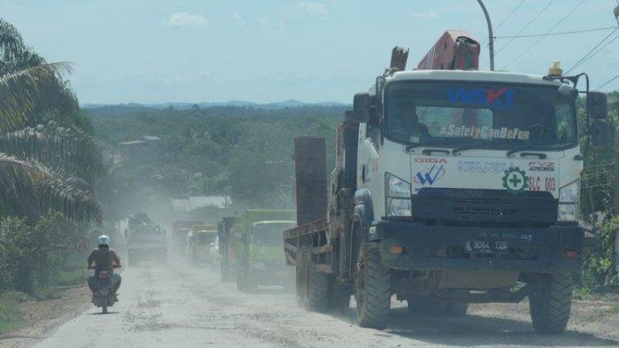DAMPAK IKN - Kondisi Jalan Negara, Pemaluan, Kecamatan Sepaku, Kabupaten Penajam Paser Utara (PPU) kotor dan berdebu, terdapat ceceran adukan semen dari truk-truk peggangkut material konstruksi pembangunan Ibu Kota Nusantara (IKN), Kamis (8/2/2024). Dampak proyek IKN Nusantara, debu dan material konstruksi berceceran di jalan Negara hingga membuat batuk.