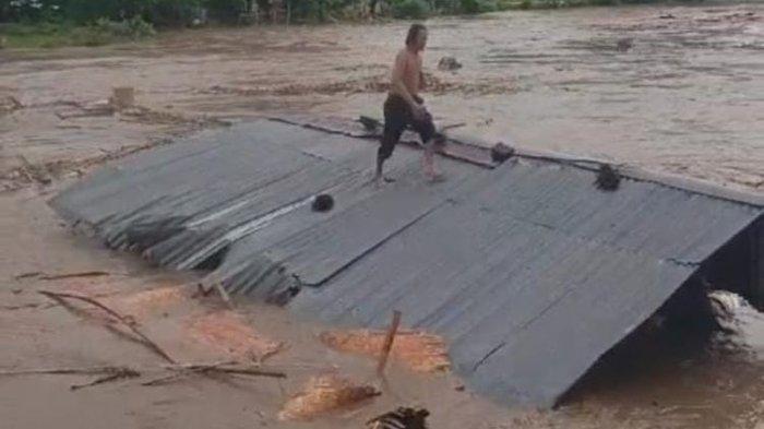 MUSIM KEMARAU 2024 - Syahdan warga Kecamatan Sumbawa turut terbawa arus banjir bandang bersama rumahnya Jumat (9/2/24)